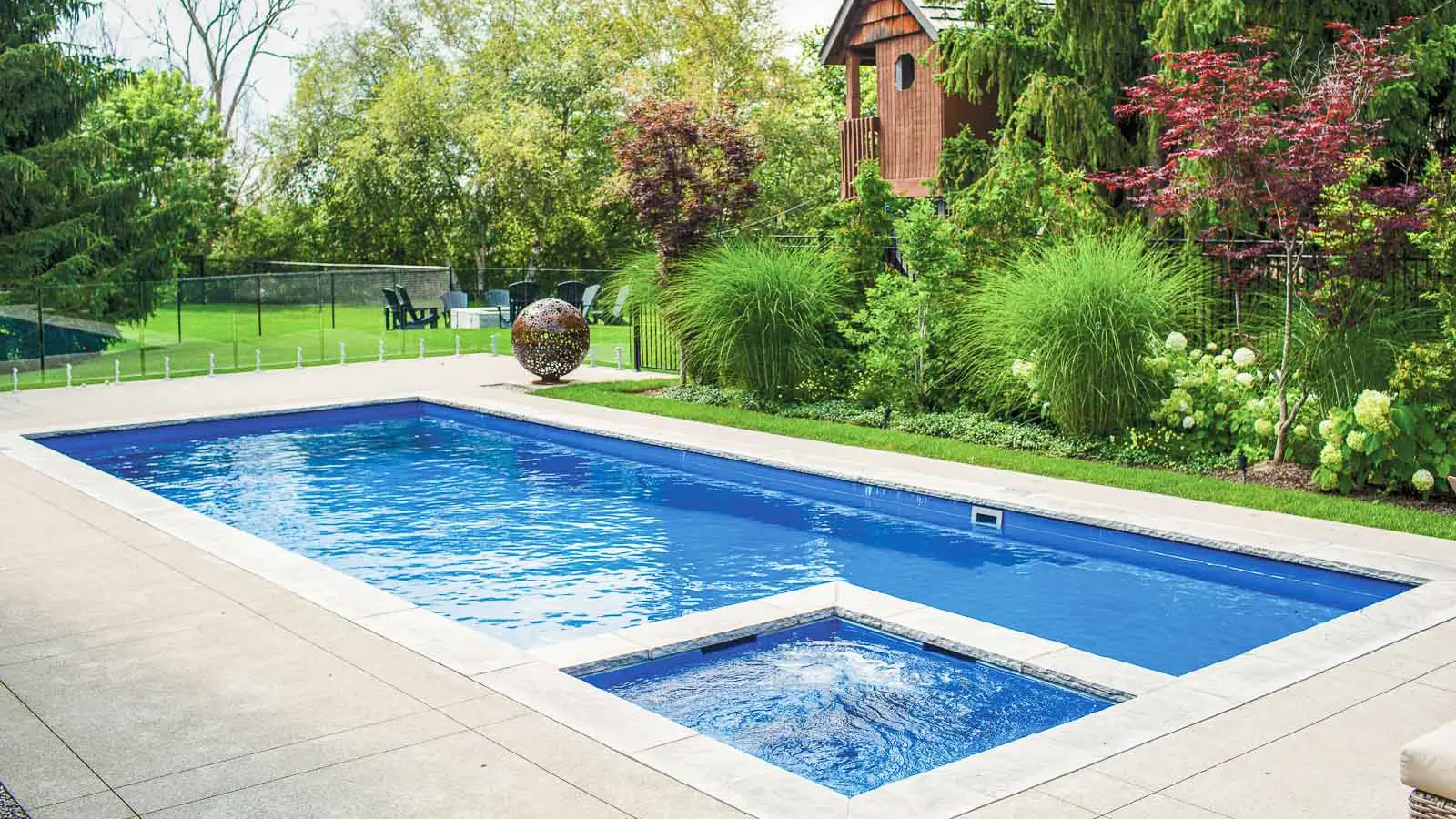 The Icon™, a fiberglass pool design manufactured by Leisure Pools